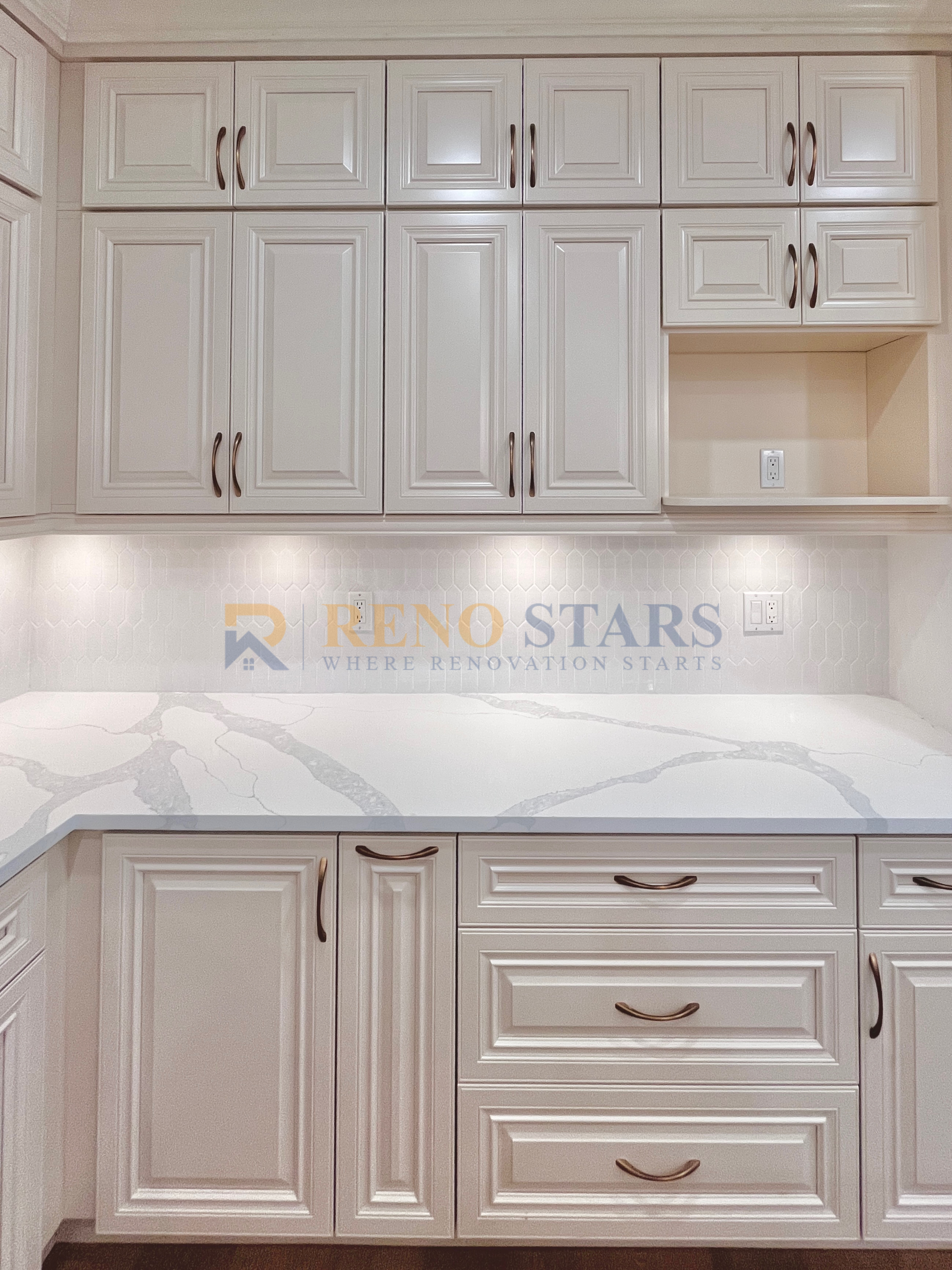 厨房翻新 — 定制橱柜与石英石台面 - 改造后 3