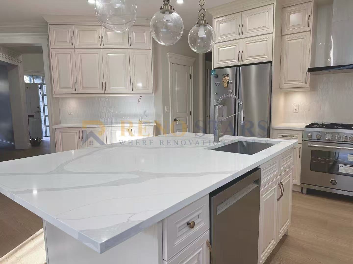 厨房翻新 — 定制橱柜与石英石台面 - 改造后 4