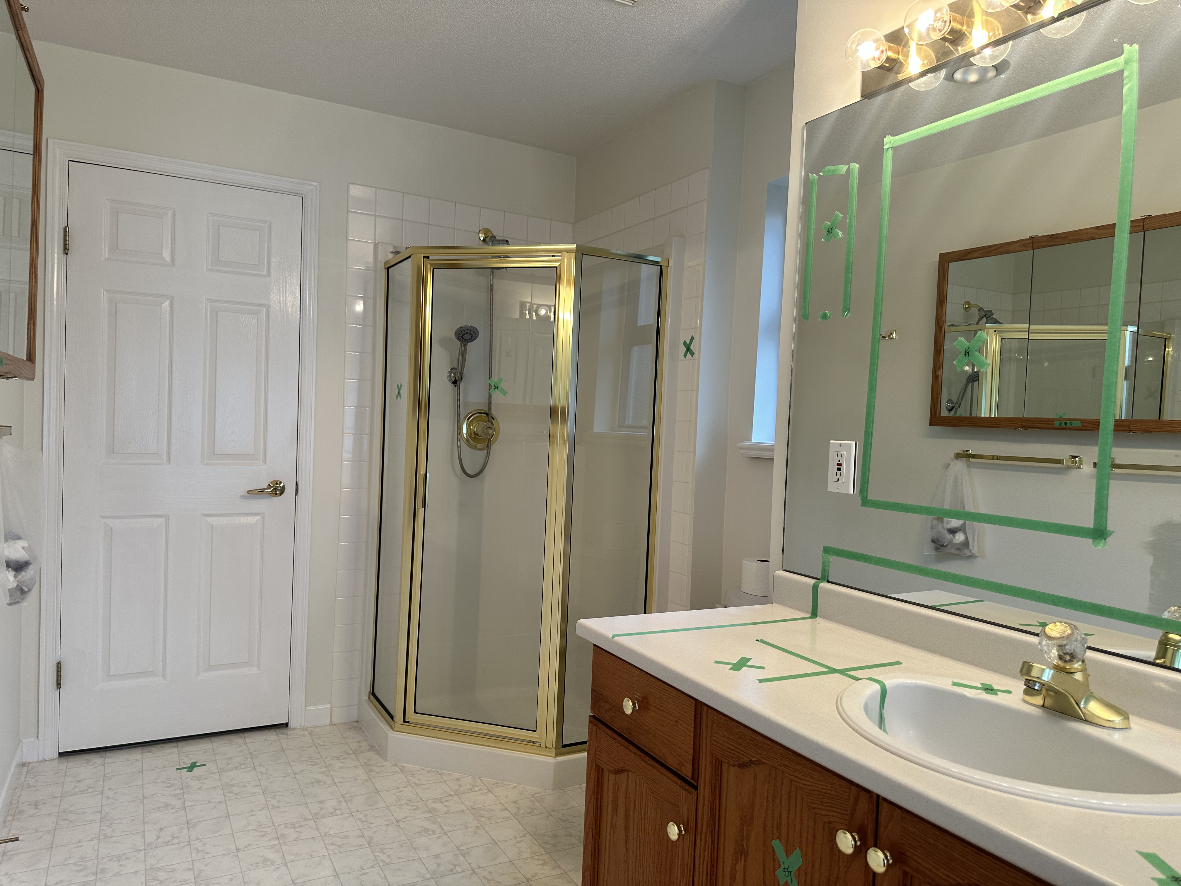 卫生间翻新 — 定制玻璃门 - 改造前 2