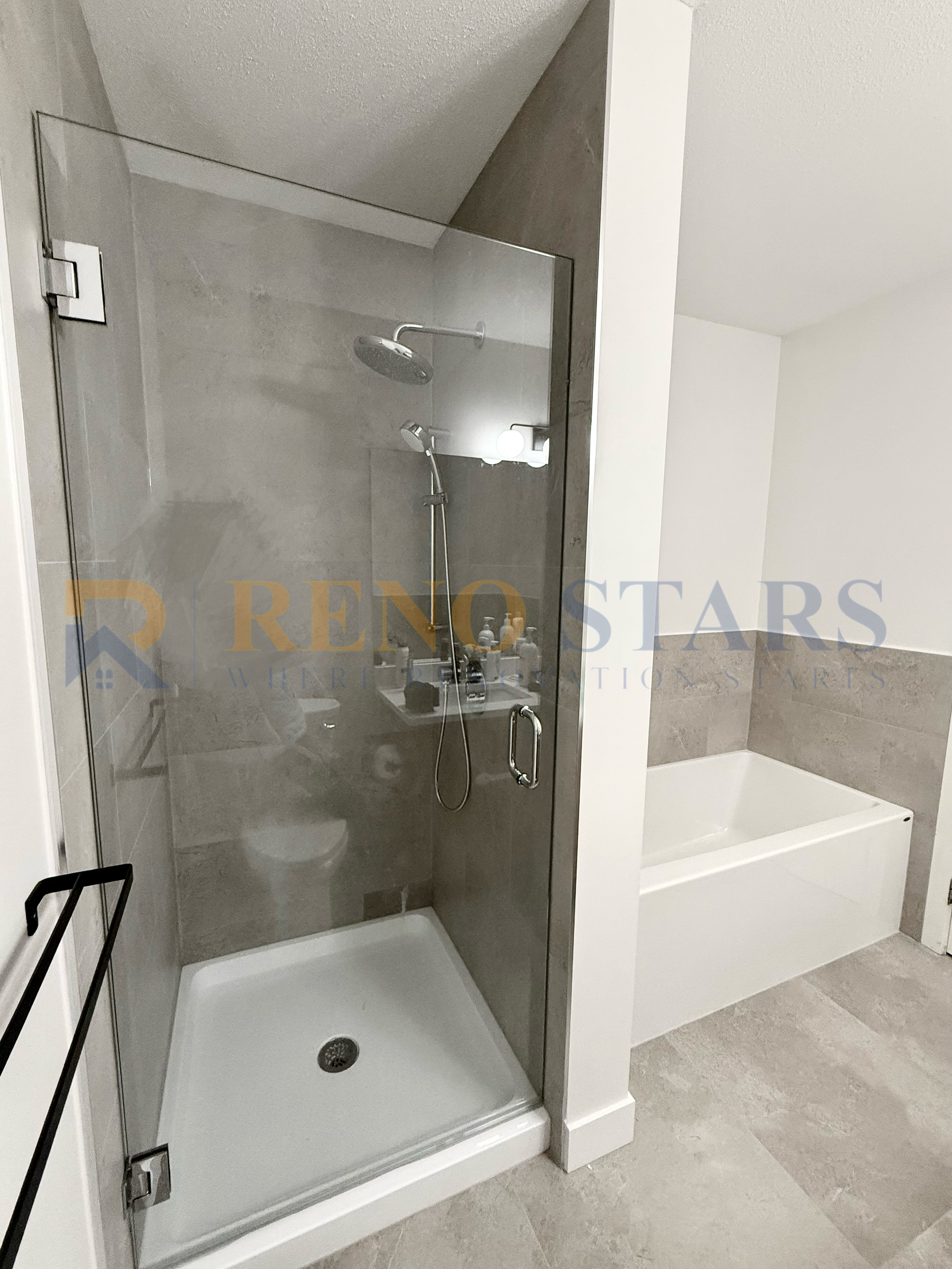 现代浴室，配有玻璃淋浴间和白色浴缸。