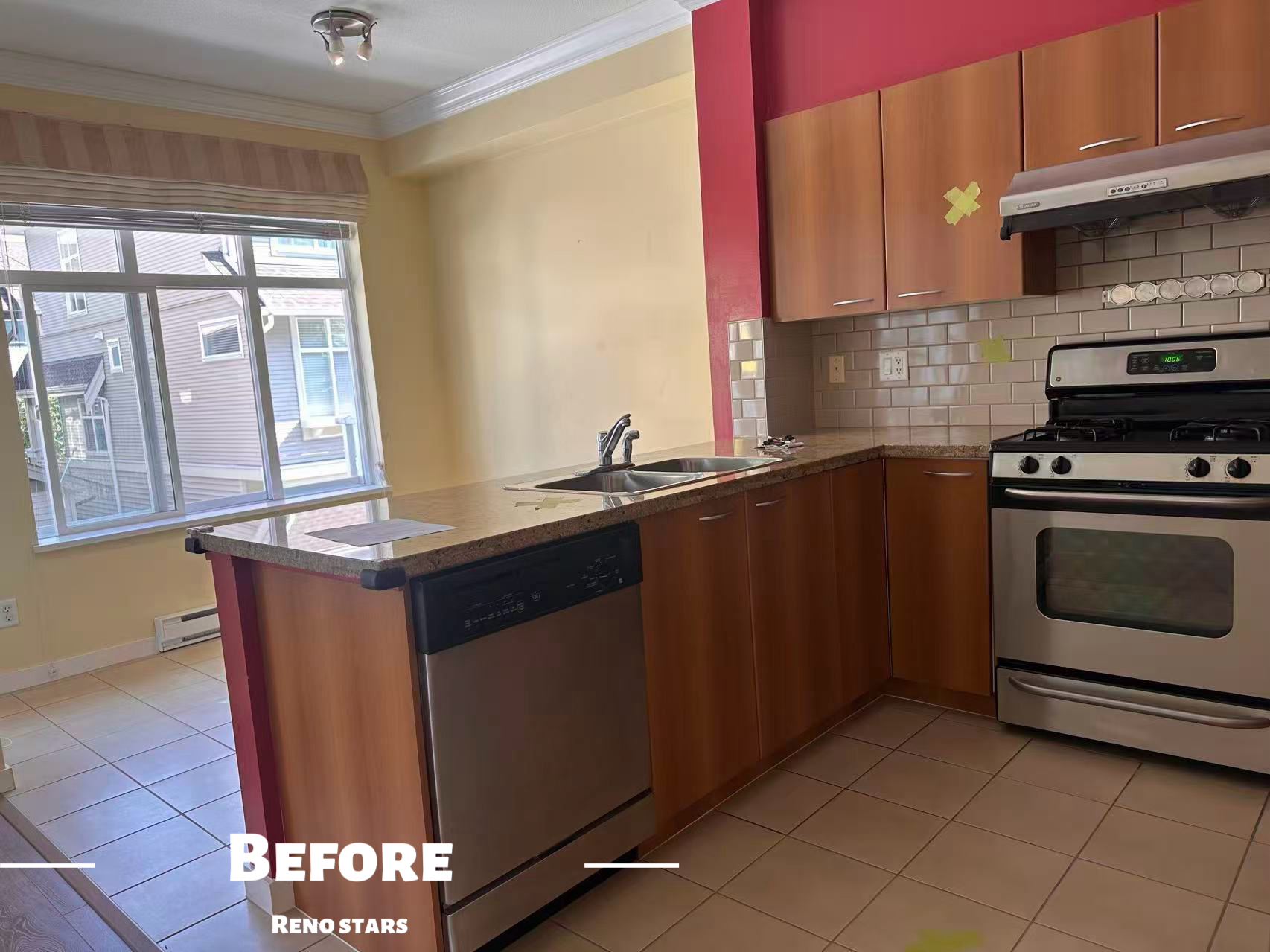 简约时尚厨房翻新 — 木纹下柜与石英台面 - 装修前 2