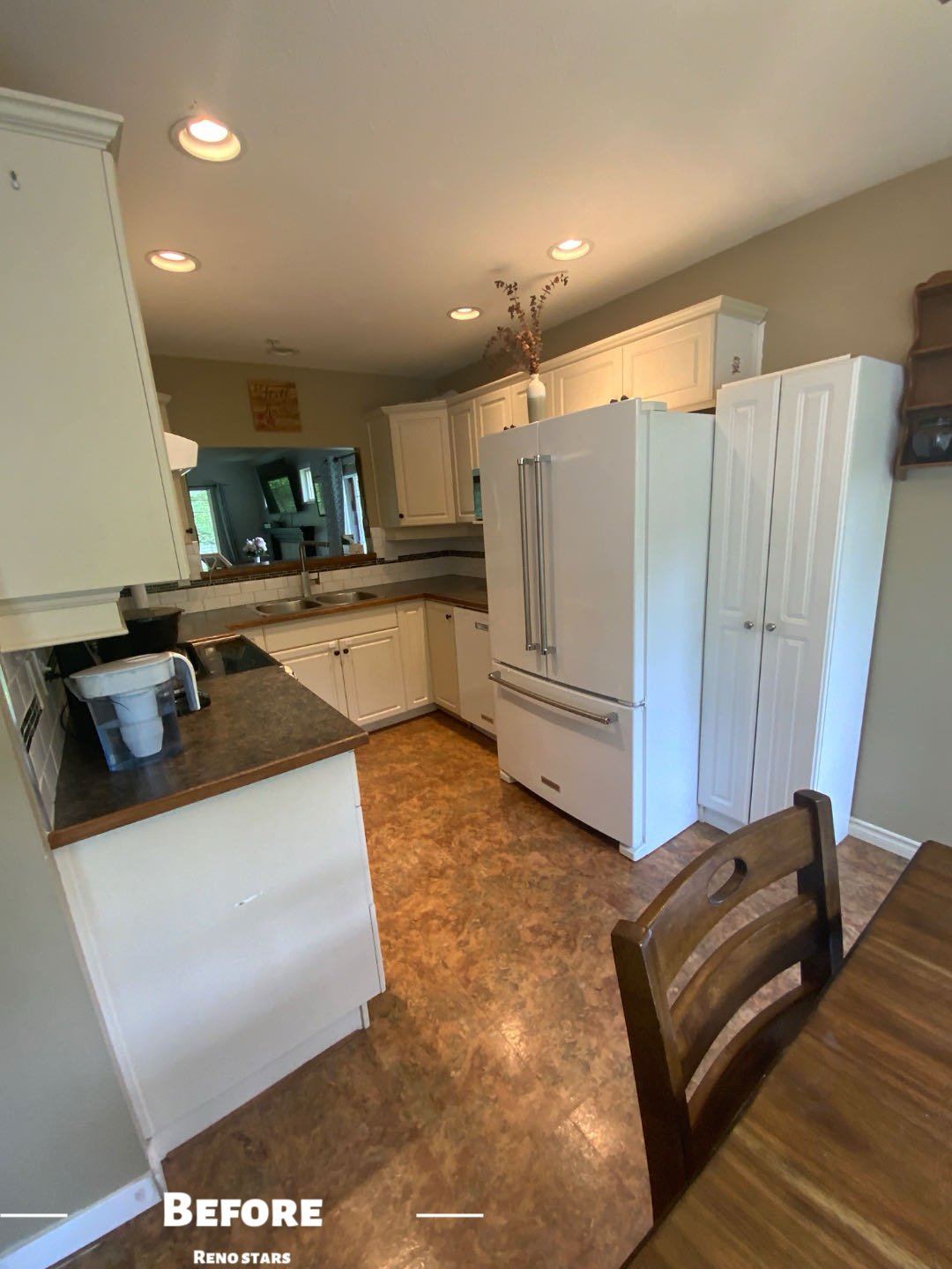 现代风格厨房翻新 — 白色Shaker橱柜 - 装修前 2