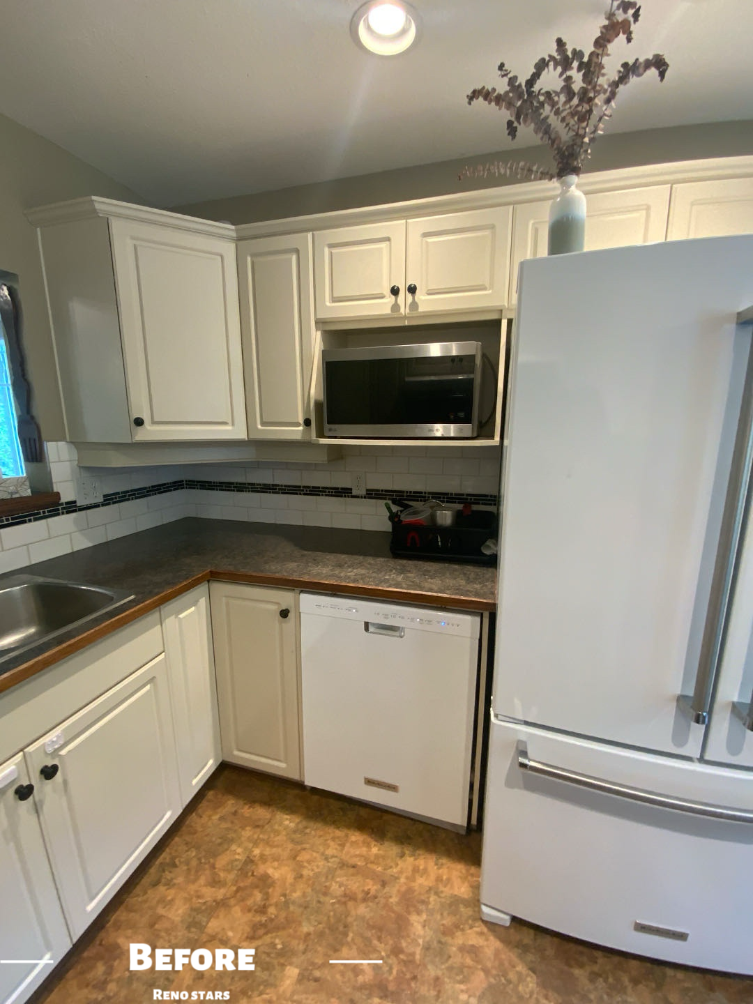 现代风格厨房翻新 — 白色Shaker橱柜 - 装修前 3