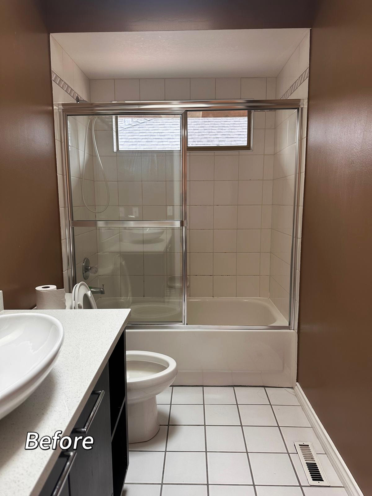 现代风格的两个卫生间翻新 - 翻新前5