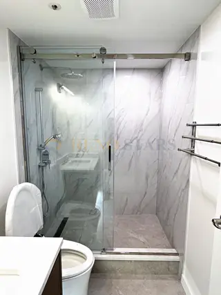 翻新后：温哥华 Coal Harbour 公寓过道洗手间——步入式淋浴