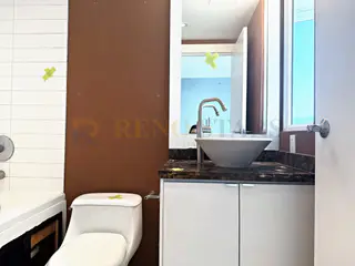 翻新前：温哥华 Coal Harbour 公寓主卧洗手柜