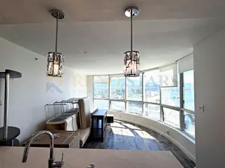 翻新后：温哥华 Coal Harbour 公寓客厅