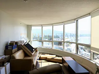 翻新前：温哥华 Coal Harbour 公寓客厅