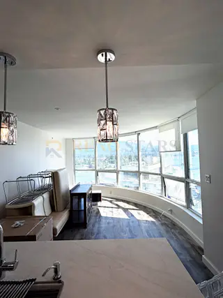 翻新后：温哥华 Coal Harbour 公寓餐区